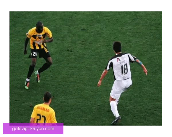 凯塞多的无球跑动表现稳健，展现出其在球队战术中的重要性