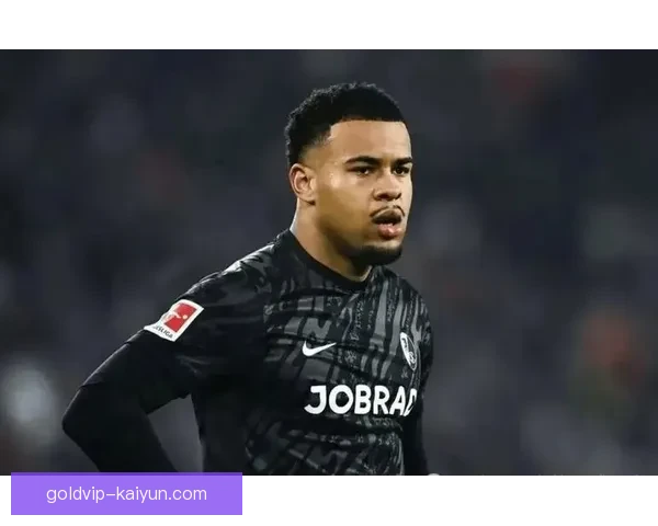 塔普索巴在德甲表现稳健，荣获本赛季最佳后卫称号